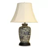 Lamp in blue and white Chinese porcelain with a wooden foot. White empire lampshade and satin finial. - Moinat - Table lamps
